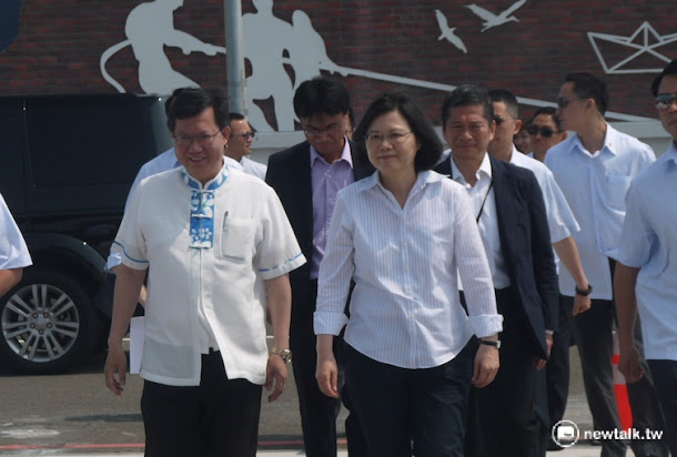 為拚前瞻，總統蔡英文（左）今年5月曾前往桃園與市長鄭文燦（右）一同視察已被納入前瞻計畫的永安漁港。 （資料照） 圖：新頭殼資料照