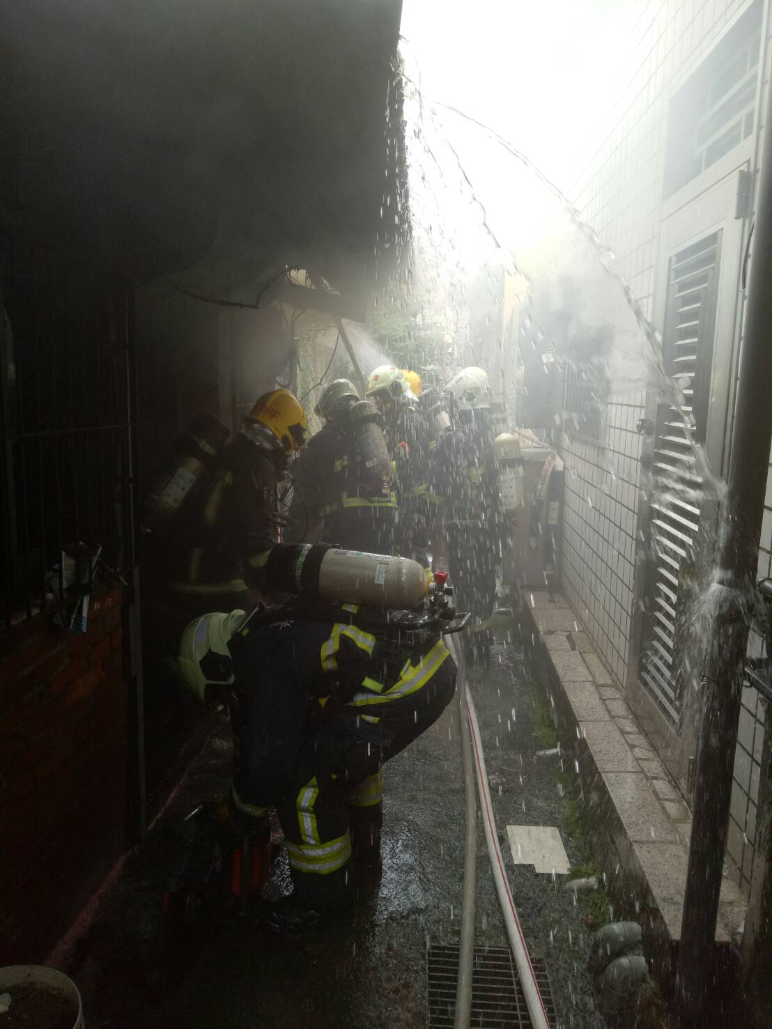 嘉義市仁愛路10日發生火警，消防隊員神速救援，獲得民眾按讚。 圖：嘉義市政府提供