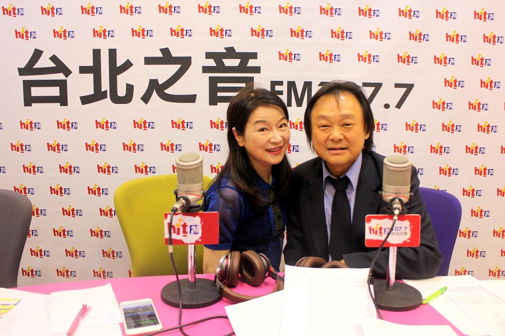 王世堅今天出席小英之友會活動，他呼籲大家「你的一票決定台東偏鄉醫療的未來，請你成全柯文哲服務台東偏鄉的心願」。

圖為王世堅之前接受周玉蔻專訪，指柯文哲是「過期的鮮奶」，呼籲民進黨「不要再和魔鬼交易」。 圖：蔻蔻早餐提供