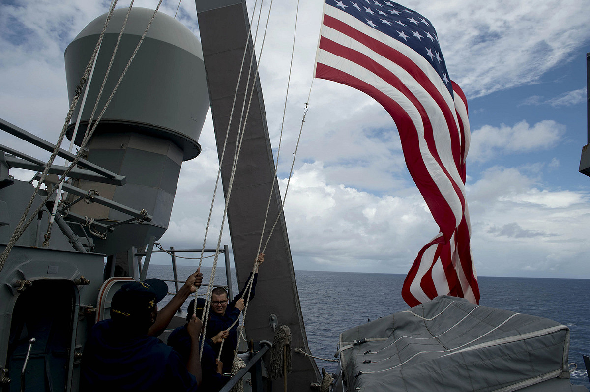 美國海軍飛彈驅逐艦馬侃號（USS John S. McCain）10日再度駛入南沙美濟礁附近水域，引發中國國防部嚴詞譴責。圖為2014年6月28日，美國和菲律賓兩國在南海舉行聯合軍事演習，馬侃號官兵升起美國國旗。 圖：達志影像／美聯社