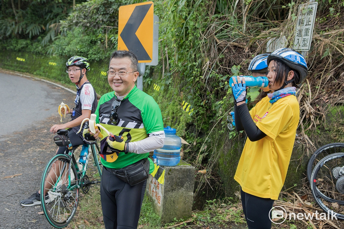 經過補給點時，劉宜中跟小騎士們一起稍做休息，並鼓勵孩子們堅持不放棄。 圖：陳宣如／攝