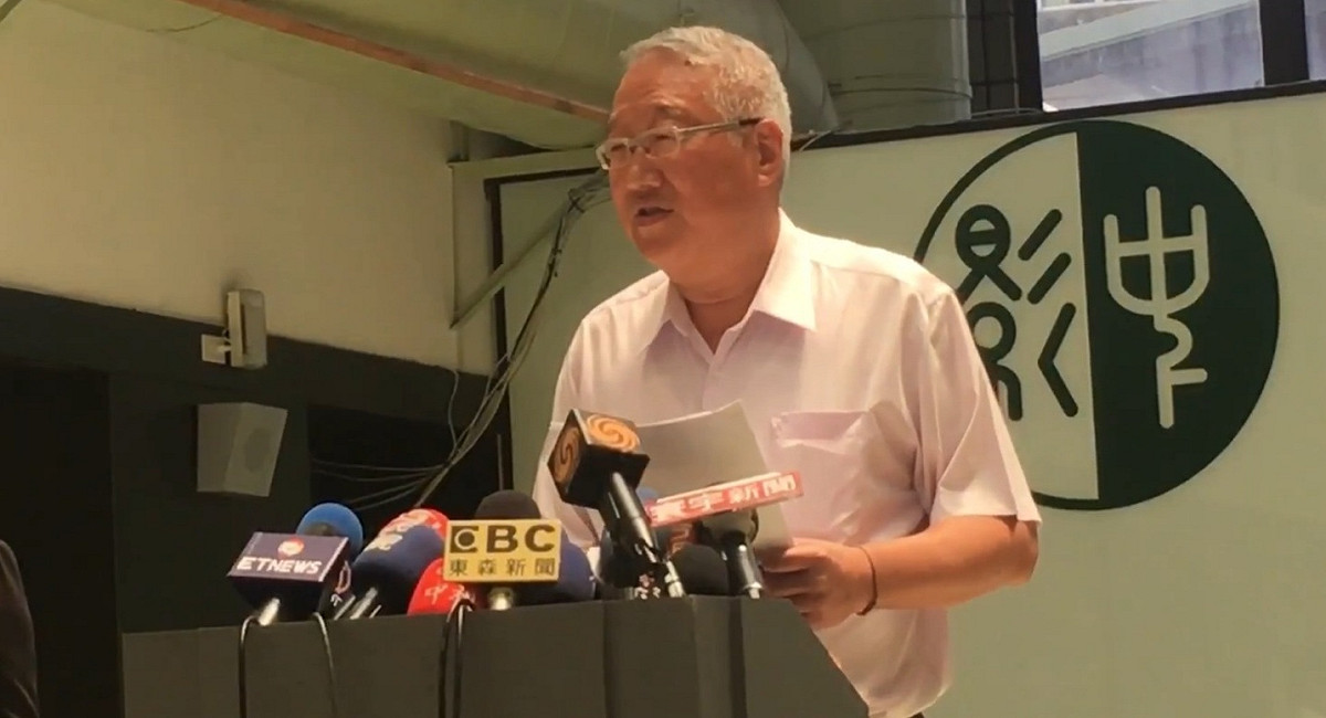 針對翁炳堯指控，郭台強今 (11) 日開記者會發表聲明指出，將對翁炳堯及周武雄提出誣告訴訟，另外也會對《三立》電視台連續的播放炒作提出加重毀謗訴訟。 圖：翻攝自網路