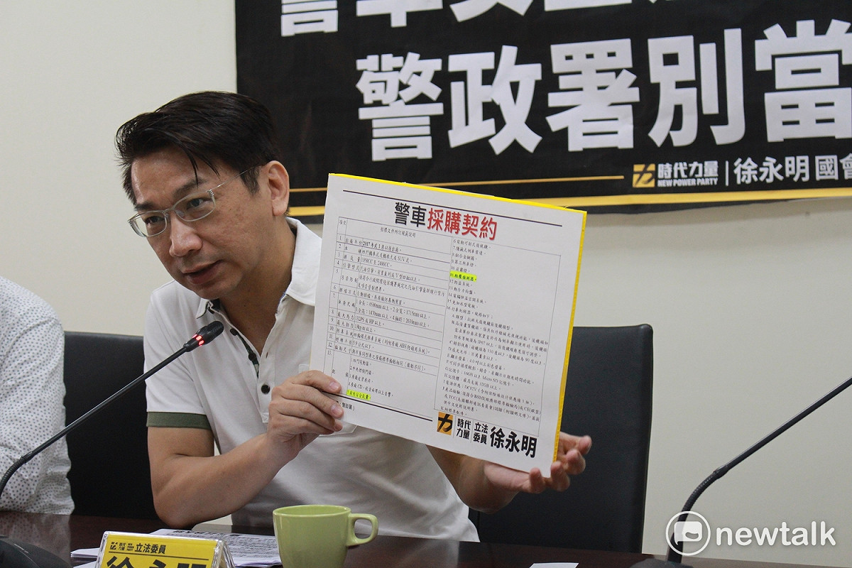 據警政署資料統計，近3年來有285名員警因警車事故而傷亡，時代力量立委徐永明今（11）天指出，我國警車安全裝置採最低表準，應予以改善；警政署承諾會在108-111年向中央爭取警車相關預算。 圖：趙婉淳／攝