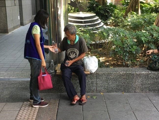 新北市衛生局強化醫院與到院前緊急救護熱傷害患者醫療照護，並同步進行長照中心個案訪視。 圖：新北市政府提供