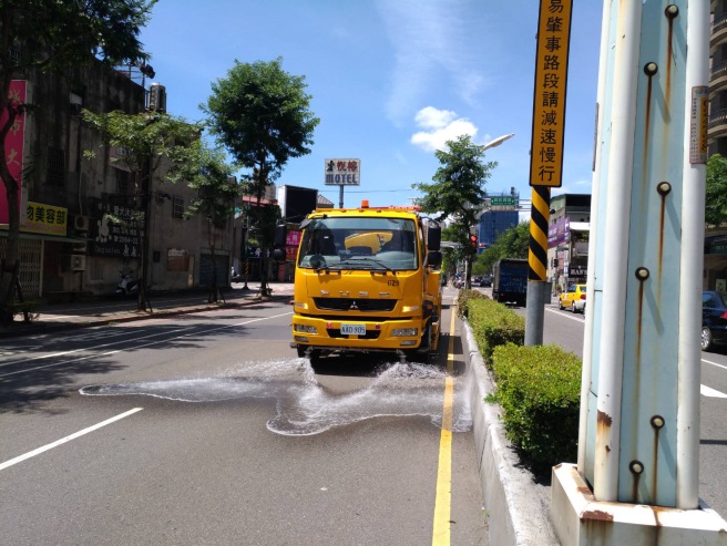 新北市環保局出動灑水車針對高溫路面進行降溫作業。 圖：新北市政府提供