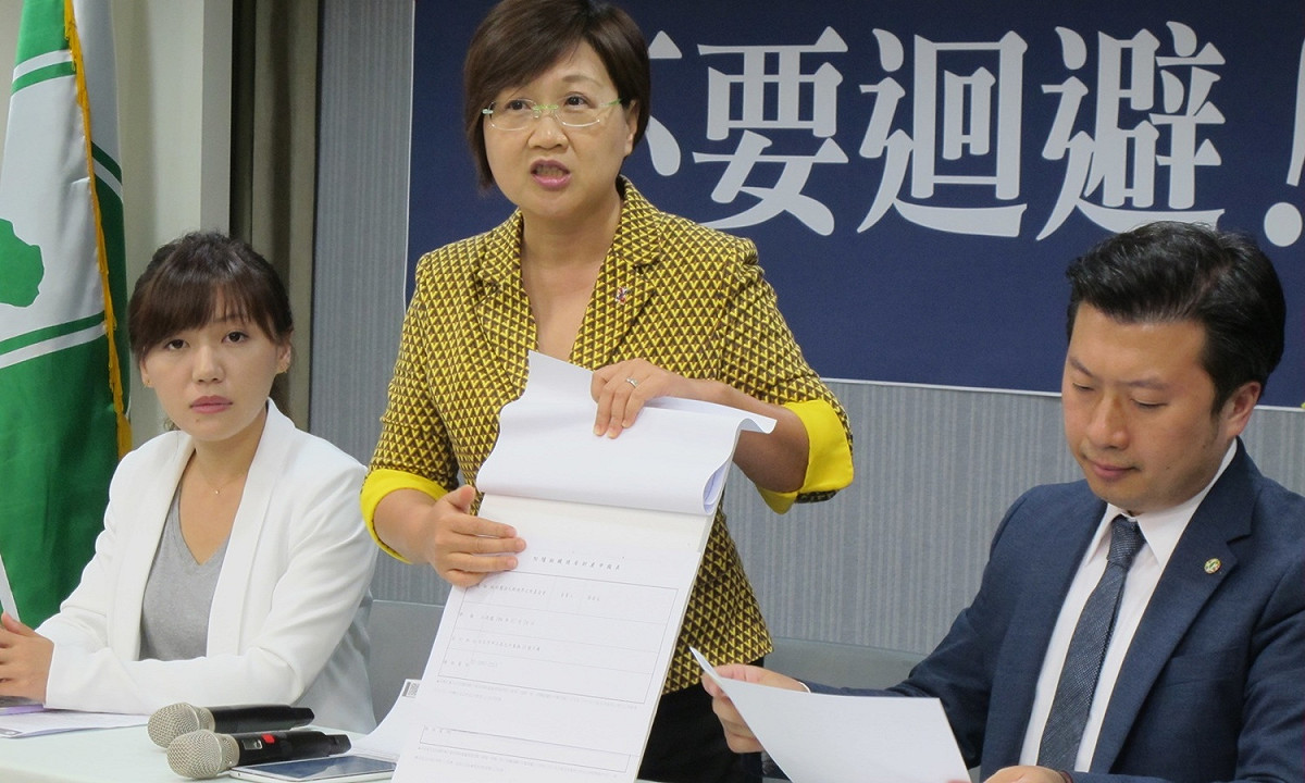 民進黨副秘書長徐佳青（中）及發言人張志豪（右）、吳沛憶11日召開「請吳敦義坦然面對黨產問題，誠實申報才能浴火重生」記者會。 圖：林朝億/攝