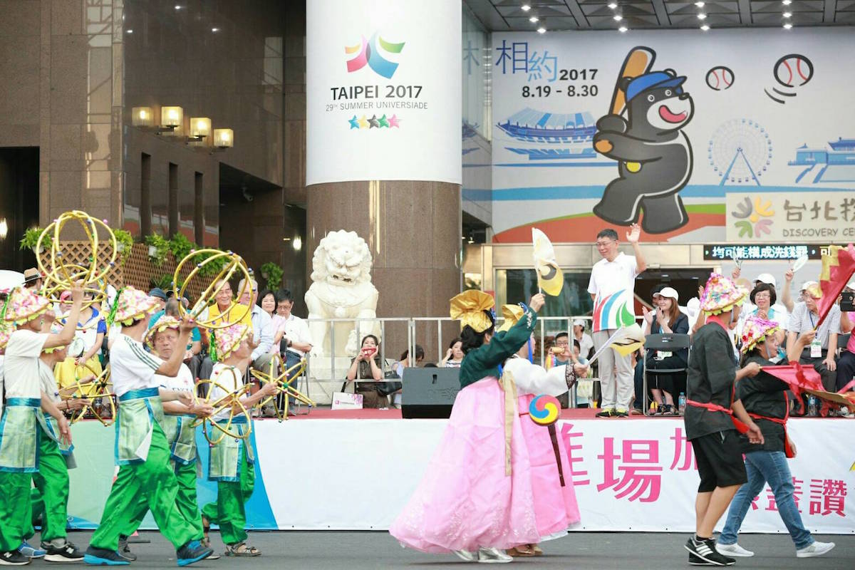 柯文哲今天出席位於世大運選手村開村典禮，揮手向表演團體加油。 圖：北市府資料照片