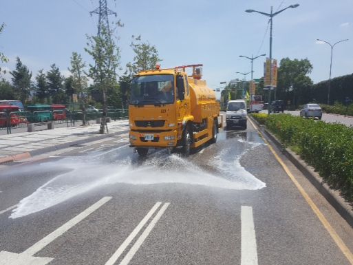 新北市環保局出動灑水車針對高溫路面進行降溫作業。 圖：新北市政府/提供