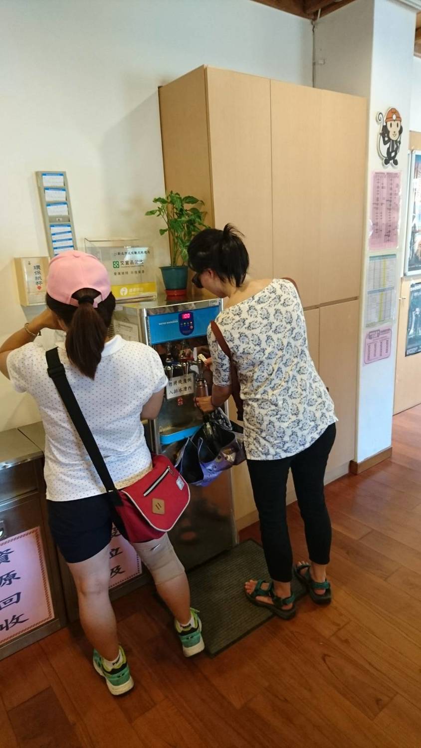 風景區遊客中心及圖書館等開放空間提醒民眾注意防熱並補充水分。 圖：新北市政府/提供