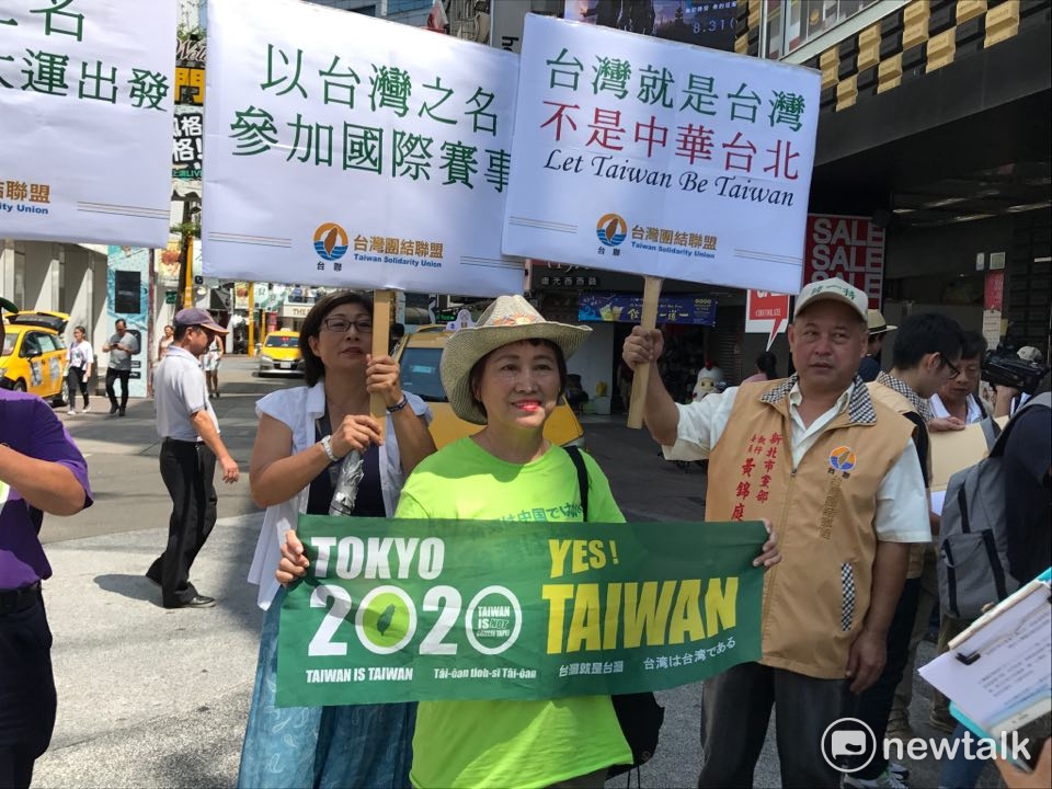 台聯政策部主委黃淑純表示，她上周與台灣聯合國協進會理事長蔡明憲前進日本，與日本的「台灣正名推進協議會」在人潮不斷的東京池袋車站一起推動連署。 圖 : 周煊惠／攝