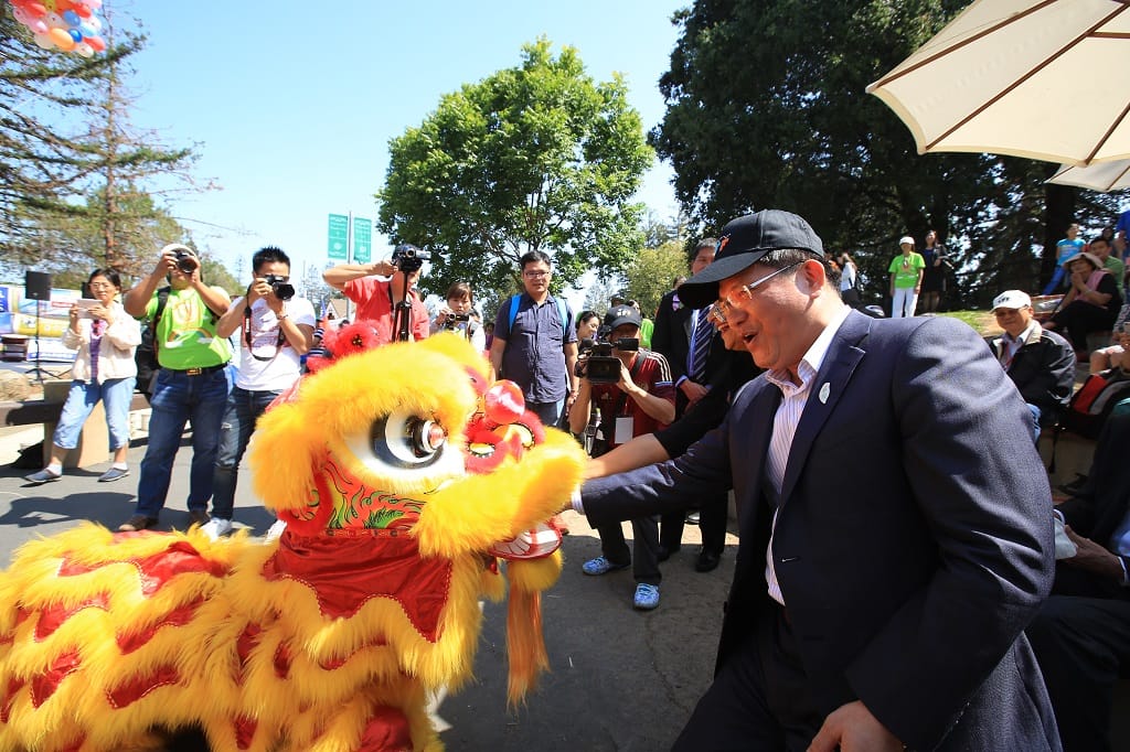 台中市長林佳龍與光正國小醒獅互動。 圖：台中市政府/提供