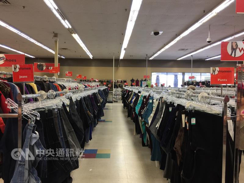 「超值村」是北美專門收集、出售和回收舊衣的私人營 利機構，店中舊衣陳列分類清楚，數量驚人 圖 : 中央社