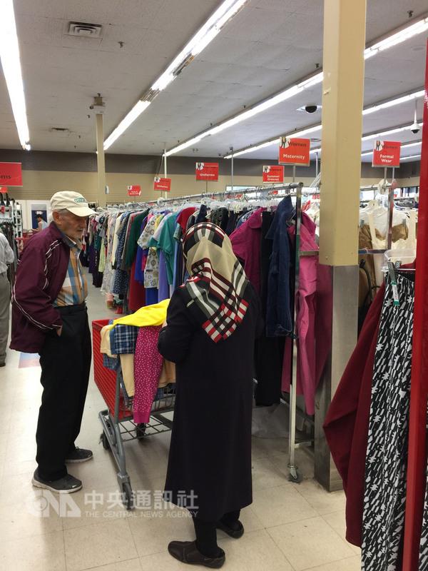 美地區類似「超值村」的大型二手商店，嘉惠許多精 打細算過日子的新移民和難民。 圖 : 中央社
