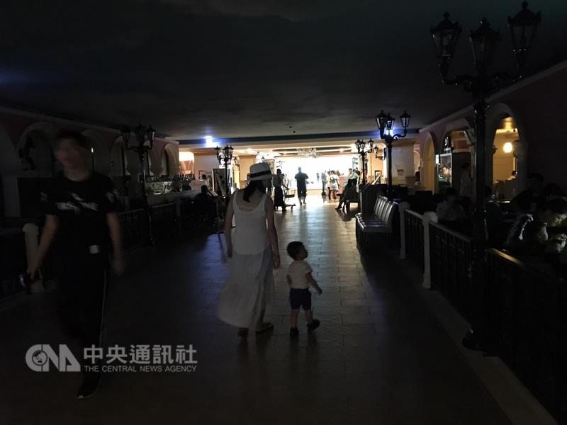 新北市板橋區大遠百購物中心13日下午約4時30分無預 警停電，造成8樓與9樓營業中的餐廳與櫃位停擺，無法 作業，消費者只能靜待恢復供電。圖為餐廳區一片漆黑 。 圖 : 中央社