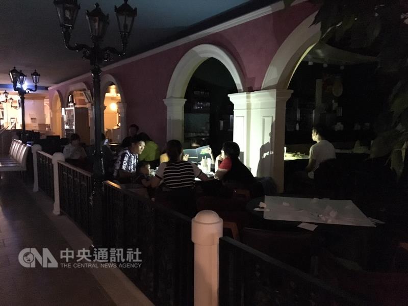 新北市板橋區大遠百購物中心13日下午約4時30分無預 警停電，造成至少8樓與9樓全面漆黑，營業中的餐廳與 櫃位都停擺，消費者只能靜待恢復供電。圖為餐廳內客 人打開手機，點起微弱燈光等待復電。 圖 : 中央社
