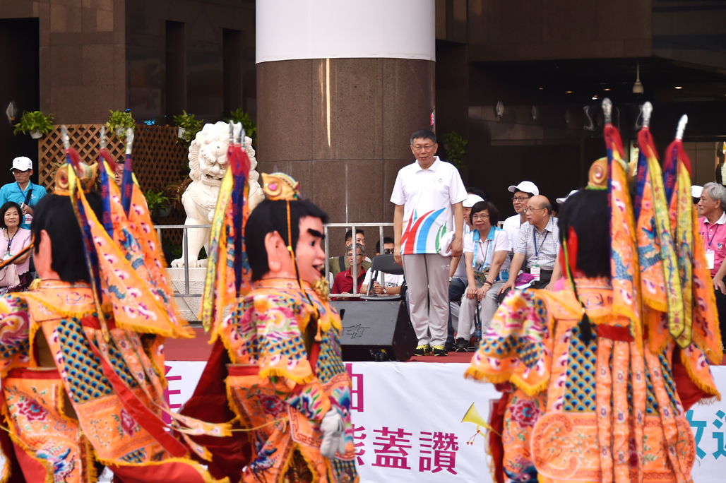 世大運將於本週六（19日）登場，台北市「世大運妝遊踩街嘉年華」，遭網友批評。台北市長柯文哲今（13）日表示，要讓人家看到真實的台灣，台灣的陣頭、三太子、舞龍舞獅、八家將等宮廟文化，他看那些外國朋友看得很有趣，「我們不需要去搞一個美國版的玫瑰花車大遊行」 圖：台北市政府提供