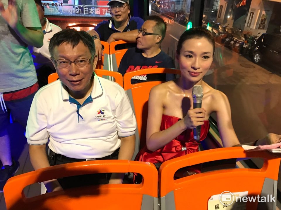 台北市長柯文哲（左）乘坐雙城觀光巴士為4城門點燈。 圖 : 周煊惠／攝