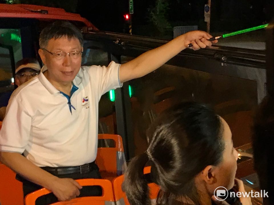 台北市長柯文哲為北門、東門、南門、小南門4城門點燈。 圖 : 周煊惠／攝