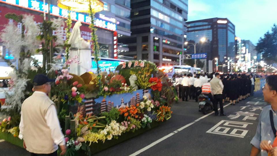 「世大運妝遊踩街嘉年華」昨（12）日登場，卻挨批像出殯隊伍。 圖：翻攝自葉毓蘭臉書