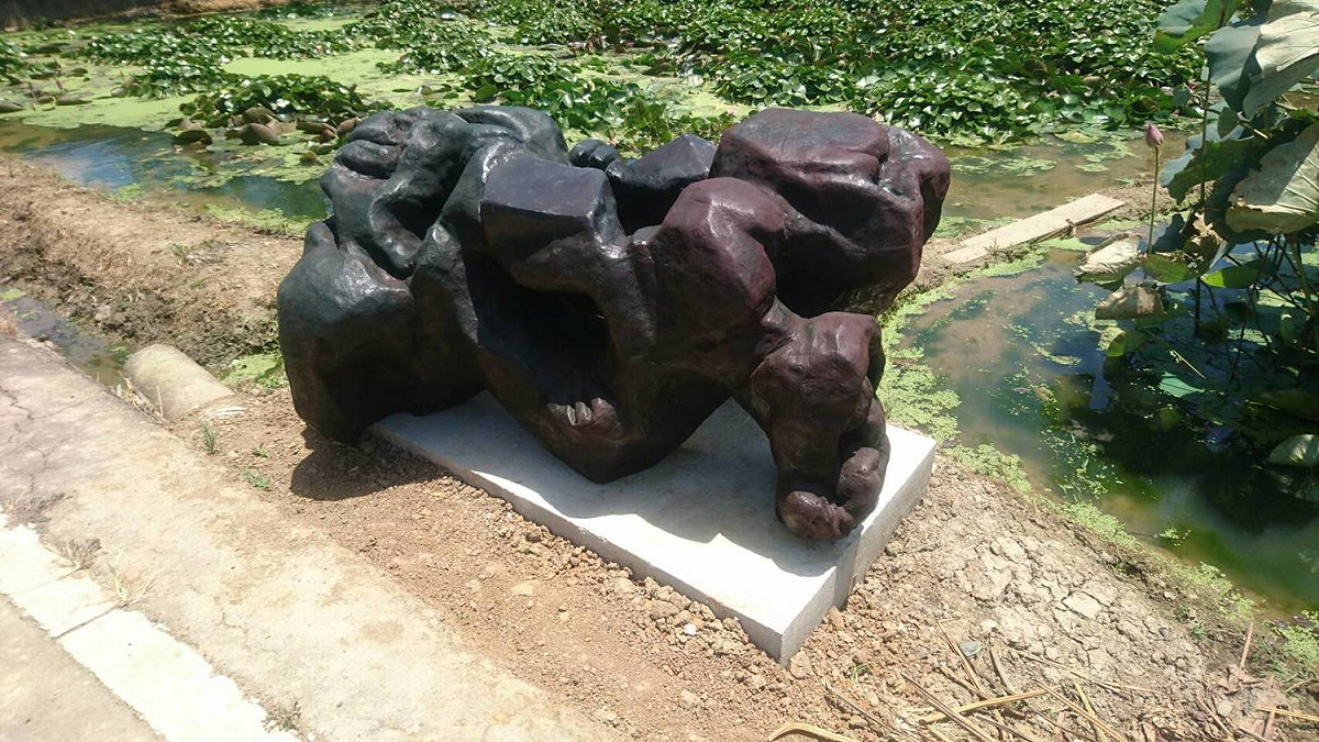 2017桃園地景藝術節，開南大學「秘境中的生命之流」雕塑品坐落於蓮花池畔，與水生生物相結合，表達生命演化的能量。 圖：桃園市府文化局提供