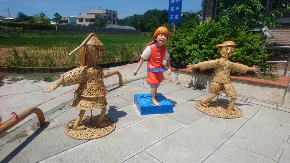 桃園八德區竹宵社區活動中心前的竹編霄裡孩童，栩栩如生，別具童趣。 圖：桃園市文化局提供