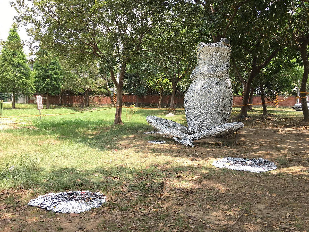 2017桃園地景藝術節的壓軸作品「藝遊八德」，日本駐村藝術家藤井芳則及竹霄社區發展協會攜手，集全全桃園市回收鋁罐製作《戲畫青蛙》，將在霄裡福山宮生態公園展出。 圖：桃園市文化局提供
