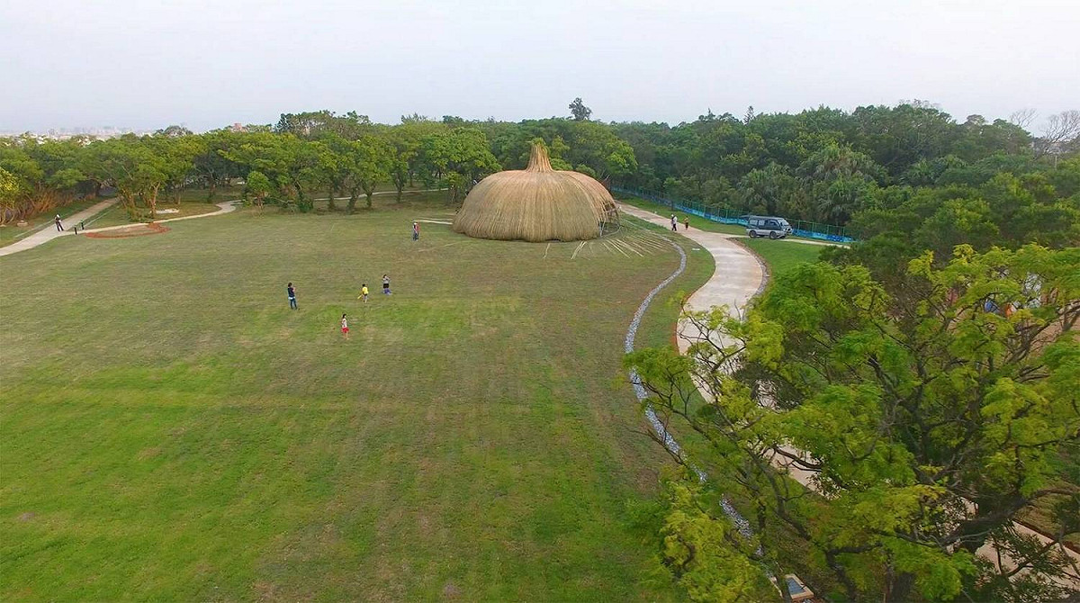 桃園地景藝術節在崙坪文化地景園區設置兩件聲音裝置作品「環繞」及「擁抱」，特殊的外觀在施工期間已經引起不少注意，內部還會播放由藝術家馬修連恩及江元皓的聲音響宴，與環境連結。 圖：桃園市文化局提供