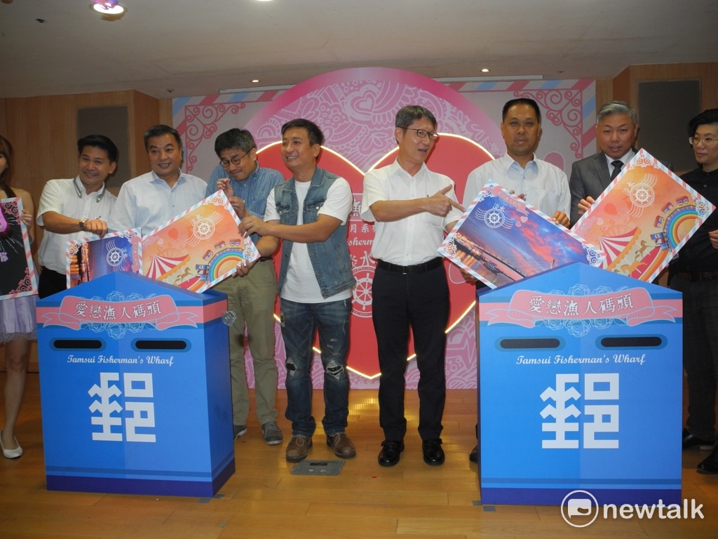 新北市「愛戀漁人碼頭」浪漫花火情人夜，由新北市副市長葉惠青與王中平等共同進行啟動儀式。 圖：王峻昌/攝