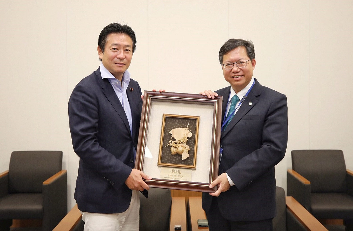 桃園市長鄭文燦今（14）日上午前往日本眾議院，拜會眾議員兼國土交通副大臣秋元司。 圖 : 桃園市政府/提供