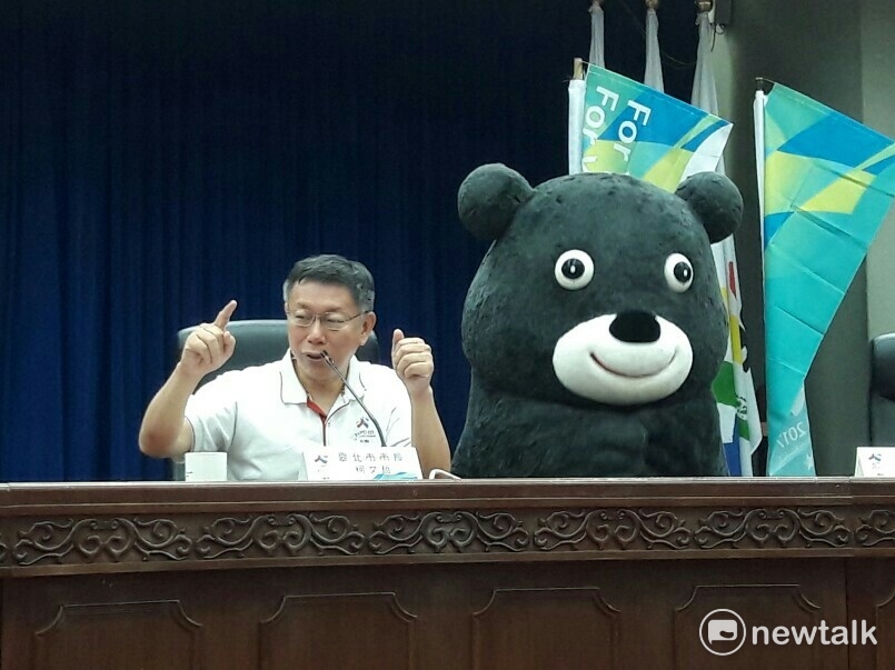 台北市長柯文哲批國民黨智商像猴子，柯文哲今（14）日再形容國民黨「朝三暮四」，當初前瞻8年8400億，改成4年4200億加續約，國民黨8年8400億反對、4年4200億就通過，「是被柯建銘牽著走？奇怪欸」。 圖 : 張芸嘉／攝