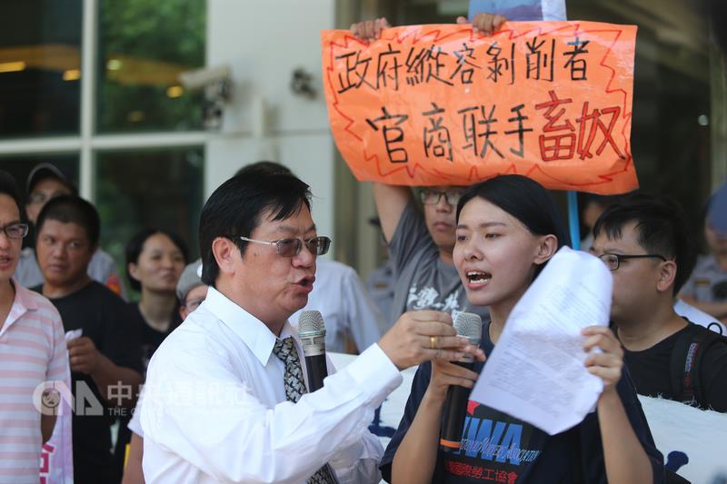兩公約審查委員指出許多台灣籍漁船的外籍勞工，遭受 嚴重的勞動剝削與人權侵害，被歐盟列為黃牌警告國家 。台灣國際勞工協會等人權團體14日在漁業署台北辦公 室外抗議，要求外籍漁工一體適用勞基法。圖為漁業署 副署長黃鴻燕（前左）出面回應。 圖 : 中央社