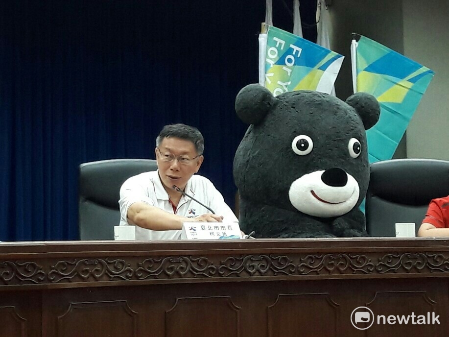 台北市政府今（14）日早上舉行「世大運轉撥大團結」記者會，各大電視台高層齊聚一堂為世大運集氣讚聲，讓台北市長柯文哲不禁笑稱，「連總統都很難把各大電視台高層請來」。 圖：張芸嘉/攝