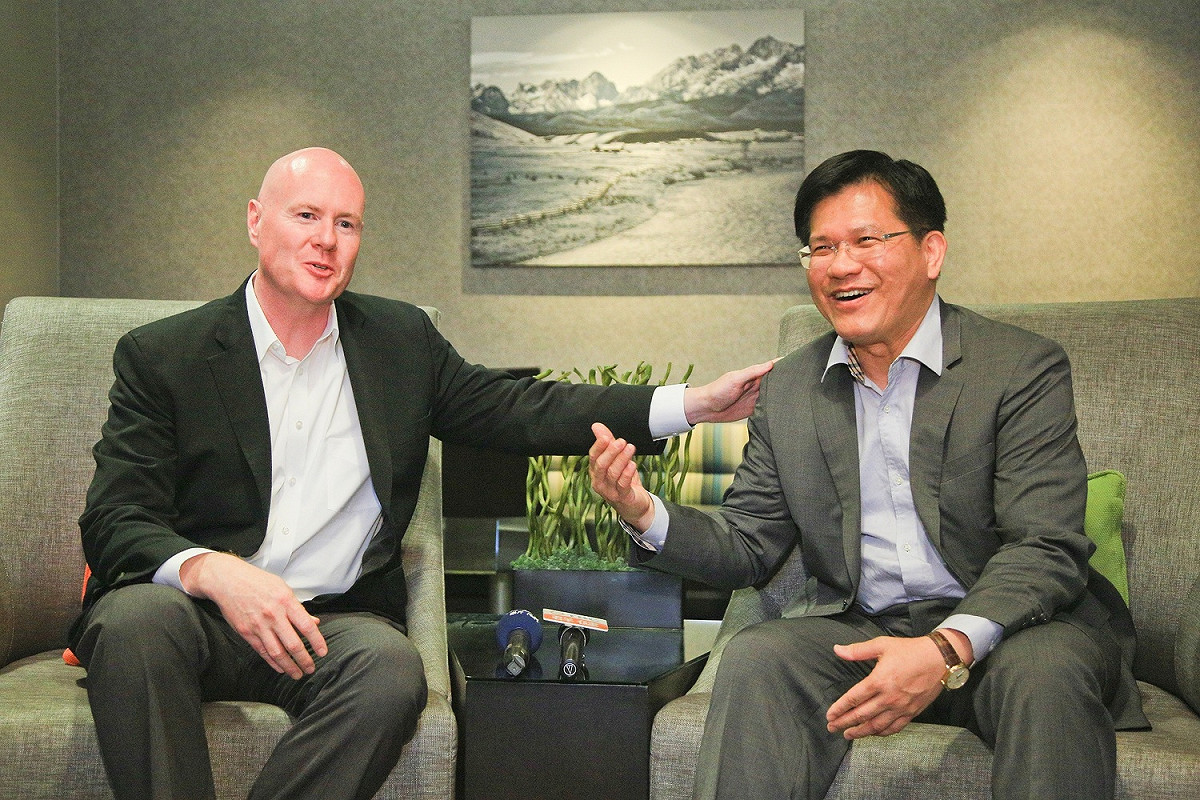 台中市長林佳龍赴美訪問，與前愛達荷州共和黨主席葉望輝（Stephen Yates）會面。會中葉望輝建議台灣推動與美國州政府的外交關係，認為台灣應自己做主、思考自己真正關心的是什麼？ 圖 : 台中市政府/提供