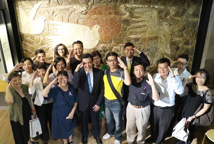 今（14）天是「國際慰安婦紀念日」，前總統馬英九在臉書上貼文表示，台灣第一間慰安婦紀念館今年募集點燈人，他會持續捐款10年來響應此活動，並希望大家能多多關注此議題。 圖：翻拍自馬英九臉書