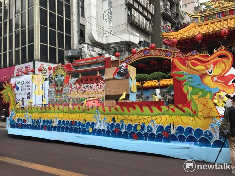 網傳世大運812踩街花車像「靈車出殯」，其實從不同角度看可得知是「龍舟造型」。 圖 : 周煊惠／攝