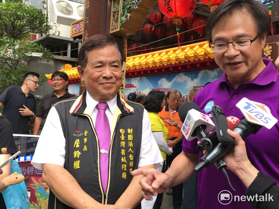 台北市民政局長藍世聰（右）下午前往台灣省城隍廟對廟方812動員支持表達感謝之意，台灣省城隍廟董事長詹鈴權（左）則說，整體花車造型都是精心設計過，對於遭網友批評感到「很委屈」。 圖 : 周煊惠／攝