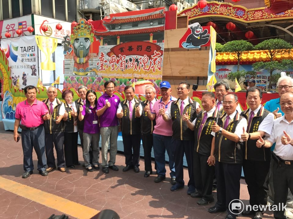 台北市民政局與廟方一起在花車前合影。 圖 : 周煊惠／攝