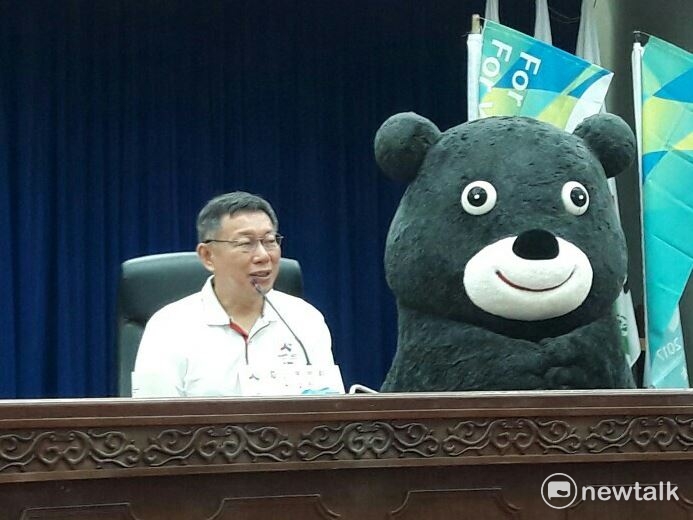 台北市稅捐處花公帑買400張世大運台灣對上韓國的籃球比賽門票當獎品，柯文哲今（14）日回應，這沒有問題，並大讚同仁有行銷概念。 圖 : 張芸嘉／攝