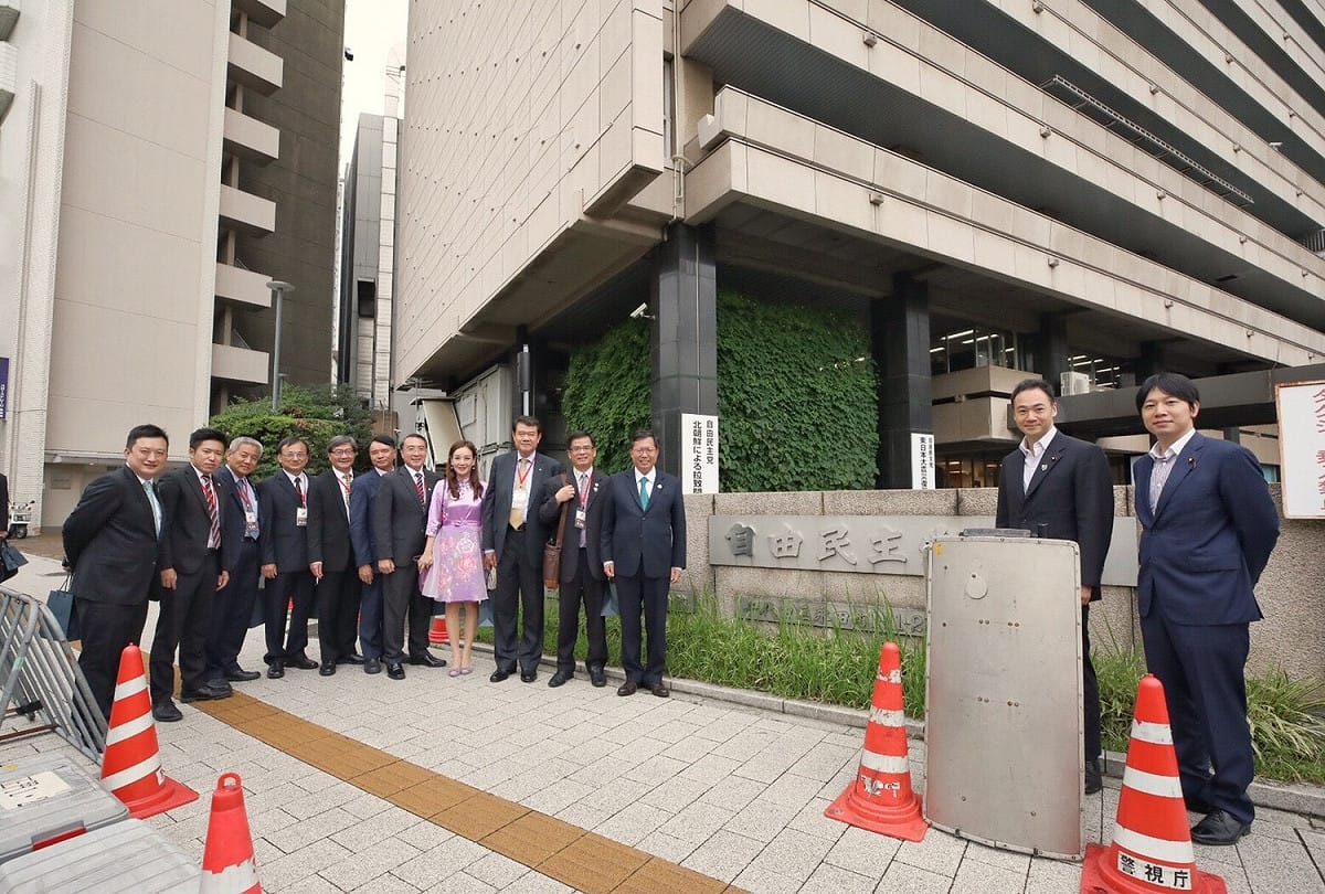 桃園市長鄭文燦，今（14）日下午前往自民黨本部，拜會自民黨青年局長鈴木馨祐眾議員等人。 圖 : 桃園市政府/提供