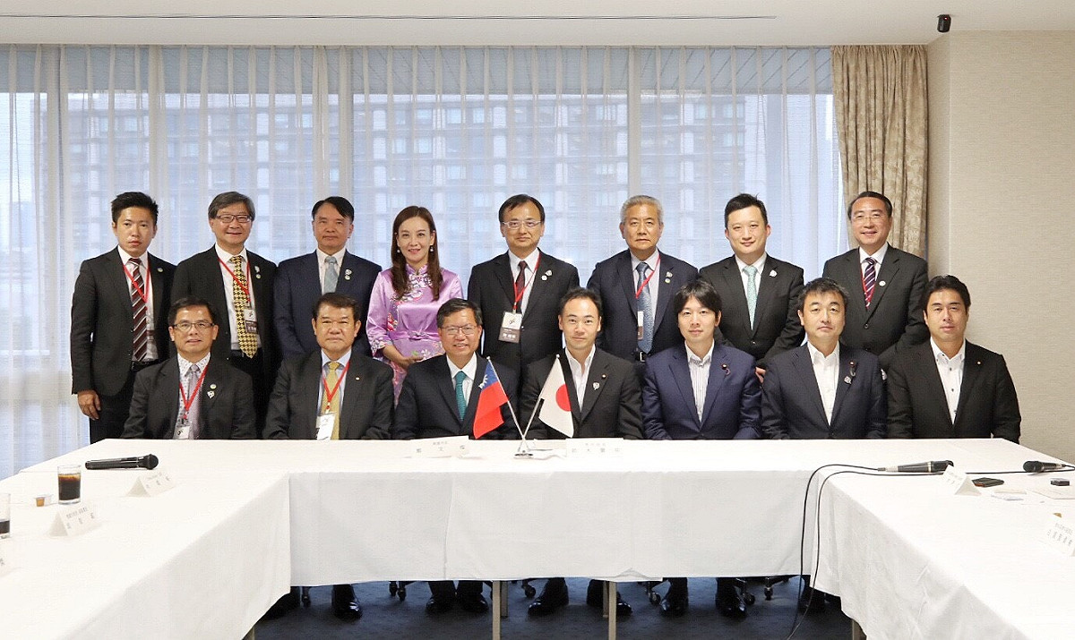 桃園市長鄭文燦與自民黨本部青年局長鈴木馨祐眾議員等人合影。 圖 : 桃園市政府/提供