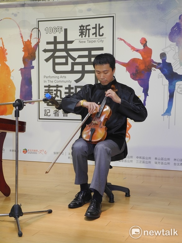 新北市巷弄藝起來巡演」團隊，台原偶戲團-布袋戲歌唱劇《水手》後場老師張士能精彩表演。 圖：王峻昌/攝