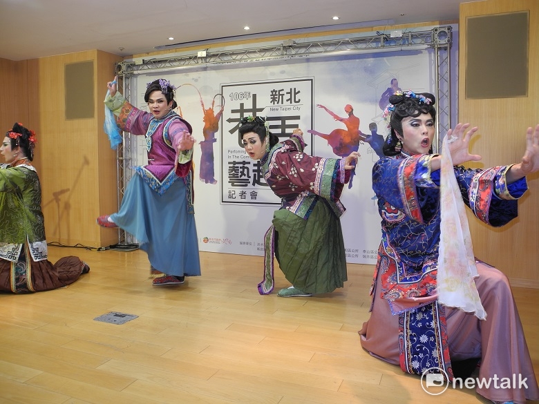 「唐美雲歌仔戲團」的《御夫鞋》中，由壯漢裝扮極為吸睛的「貴婦團」演出精彩的三姑六婆橋段。 圖：王峻昌/攝
