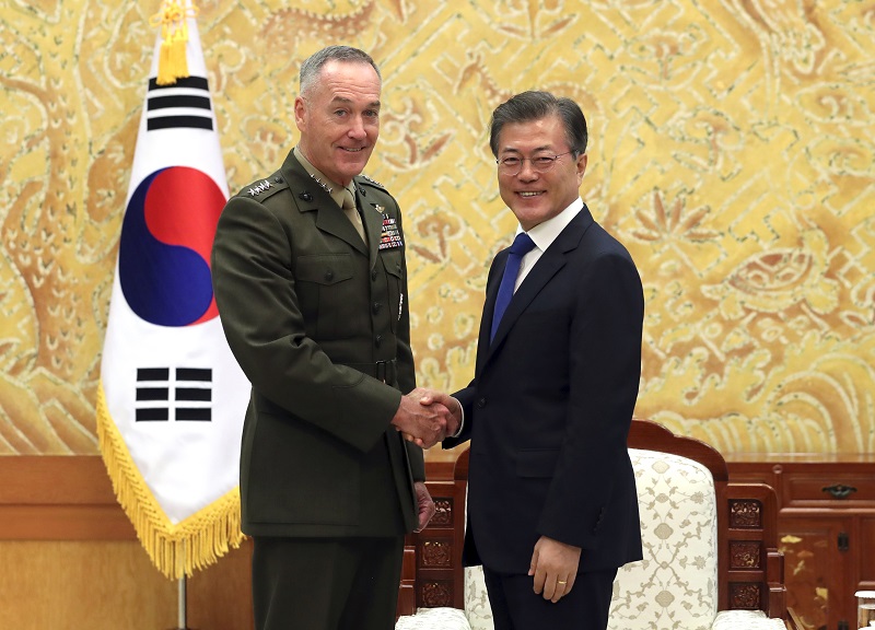 南韓總統文在寅14日會見美軍參謀首長聯席會議主席鄧福德（Joseph Dunford），討論包括北韓挑釁等議題。 圖：達志影像/美聯社