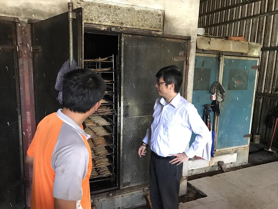 陳其邁前往原來高雄縣的杉林區，探訪當地農家製作香蕉乾和蜜餞製作的狀況。 圖:取自陳其邁臉書