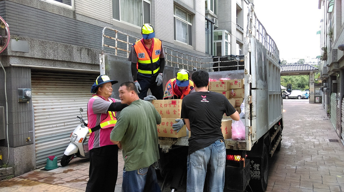 台中市政府集中社區普渡紙錢。 圖:台中市政府/提供
