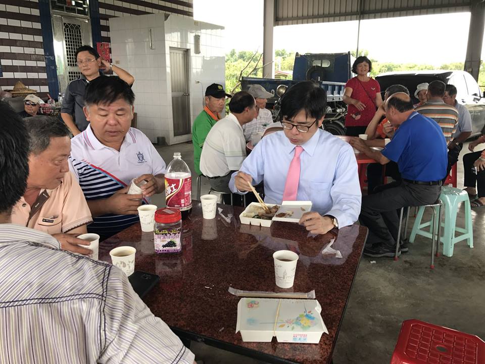陳其邁到高雄杉林區拜訪，由於行程延誤，一到現場就說，「肚子好餓！我告訴大家，給我5分鐘」，然後低下頭眼前客家便當一掃而空。 圖:取自陳其邁臉書