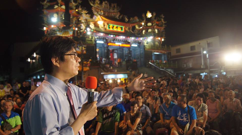 陳其邁大林蒲鳳林宮，他在此地連任三屆立委，回到選區，受到市民熱烈歡迎。 圖:取自陳其邁臉書粉絲頁