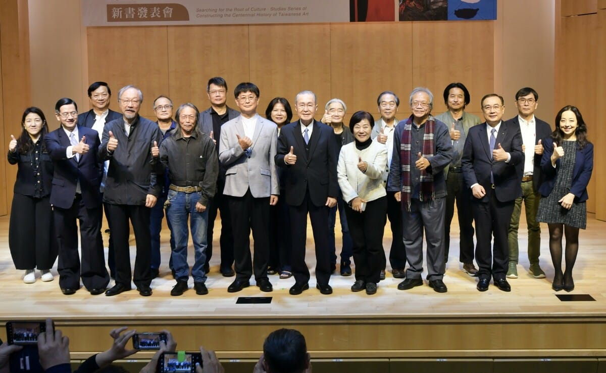 創價美術館研究專書主辦單位、藝術家及代表、總主編與撰文者合影。 圖：創價美術館提供