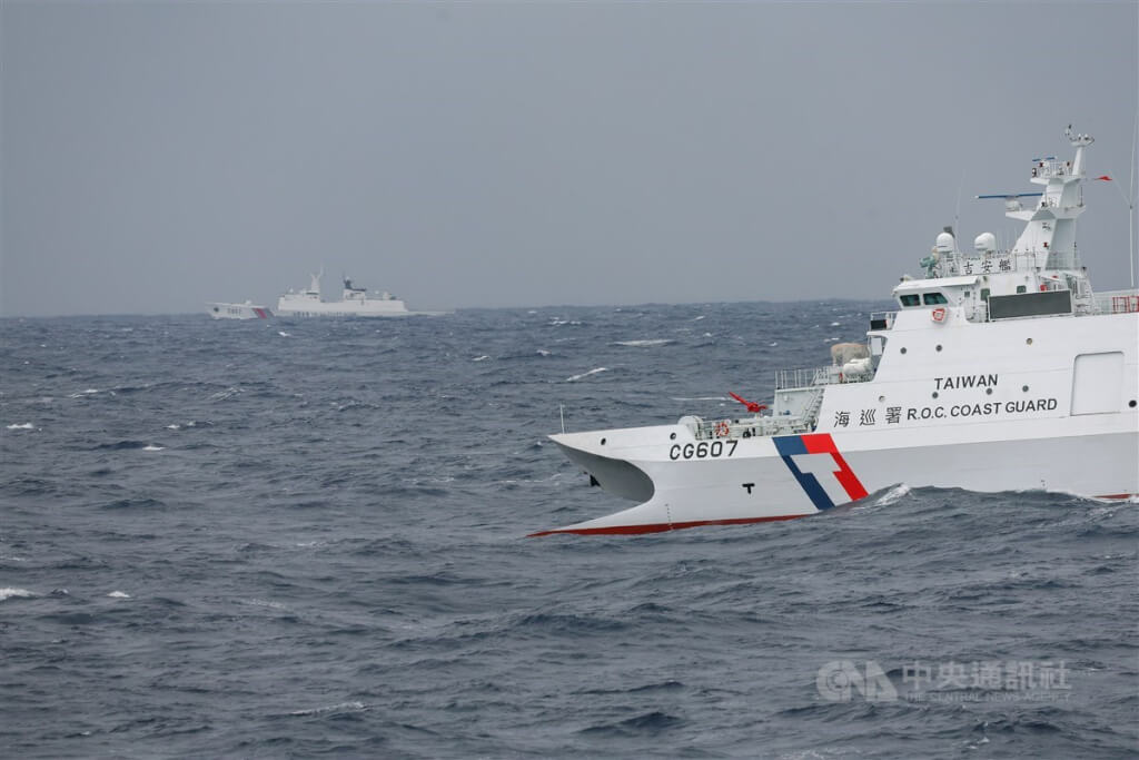 中國海警2307（後左）等4船12日下午從台灣東部外海由南向北航行，海巡署八里艦、吉安艦（右）等艦艇併航監控，海巡人員也仔細確認中國海警船的型別、舷號等相關細節。 圖:中央社提供
