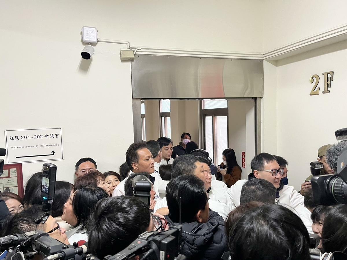 藍委一早組起人牆封鎖立院走廊出入口，不讓民進黨立委進會議室。 圖：金大鈞/攝